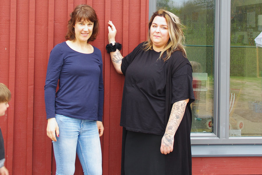 Lobjörns mamma Sofie till vänster och Vilhelmina Möller till höger. Foto: Sofie Andersson.